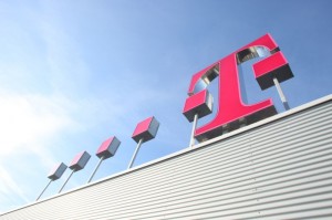 Telekom-Logo-Dach-schraeger-Blickwinkel